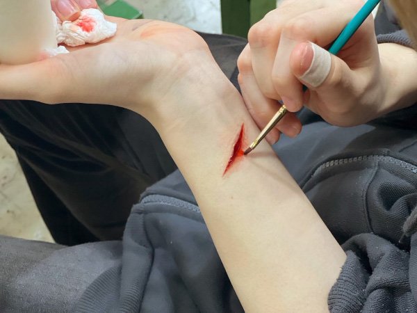リアルな特殊メイク体験〈切り傷編〉