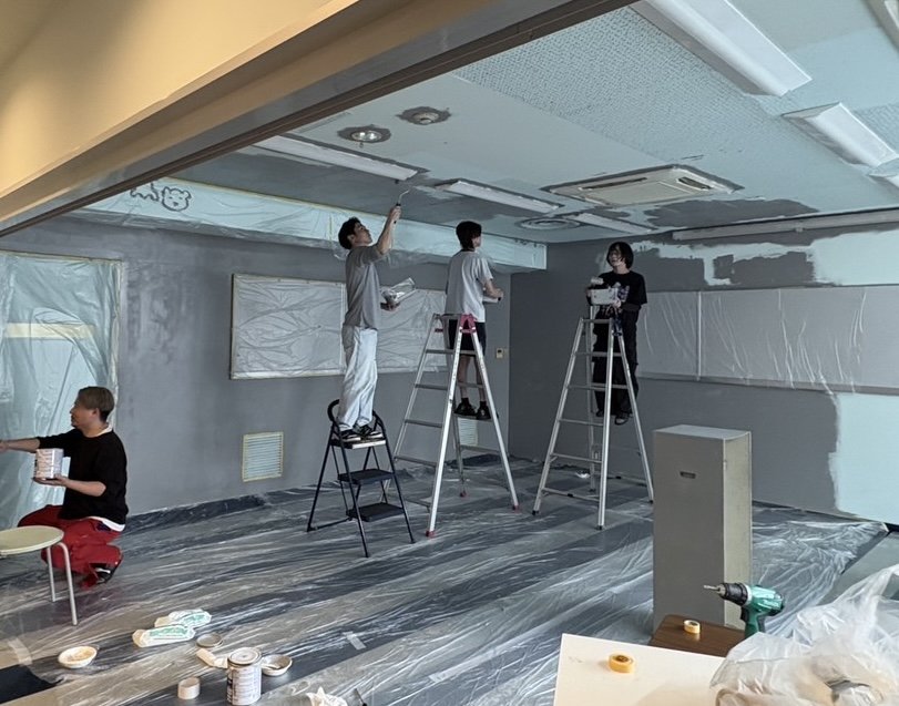 801教室リニューアル✨ みんなで塗装！